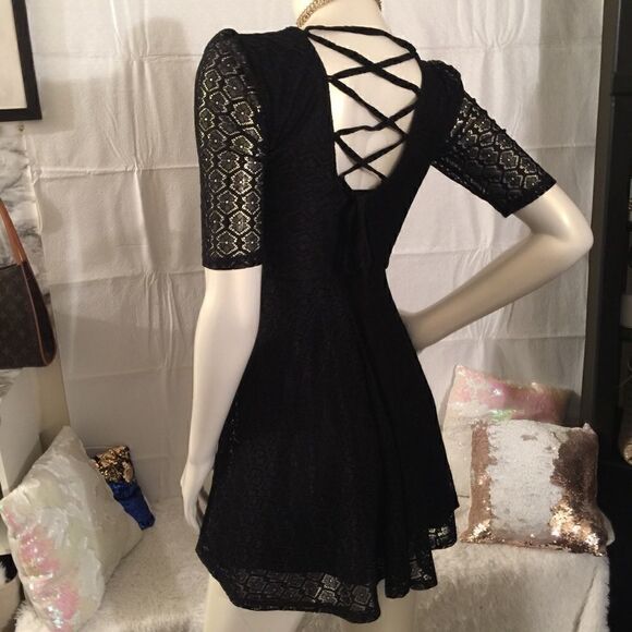 Boutique! Gorgeous Lace up back Baby Doll Dress - Picture 3 of 8